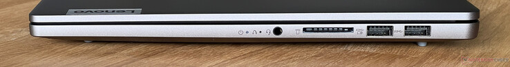 Po prawej: gniazdo audio 3,5 mm, czytnik kart SD, 2x USB-A 3.2 Gen 1 (5 GBit/s, 1x z zasilaniem)