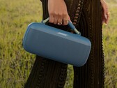 Elastyczny uchwyt nadaje głośnikowi Bose SoundLink Max wygląd przypominający torebkę (źródło zdjęcia: Bose)