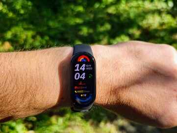 Wyświetlacz Smart Band 9 jest bardzo czytelny w słońcu.