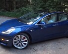 Tesla Model 3 Performance 2018 to doskonały sedan z akumulatorem o pojemności 75 kWh. (Źródło zdjęcia: Redline Reviews via YouTube)