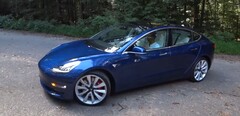 Tesla Model 3 Performance 2018 to doskonały sedan z akumulatorem o pojemności 75 kWh. (Źródło zdjęcia: Redline Reviews via YouTube)