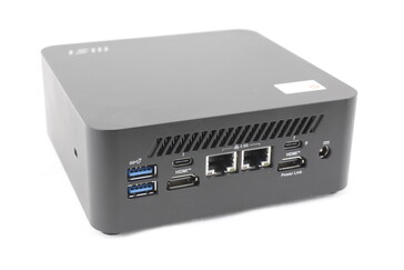 Tył: 2x USB-A 3.2 Gen. 2 (10 Gb/s), 2x USB-C z Thunderbolt 4 + Power Delivery + DisplayPort, 2x HDMI 2.1, 2x RJ-45 (2,5 Gb/s), beczkowy zasilacz sieciowy