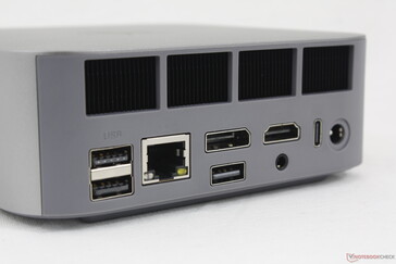 Tył: USB-A 3.2 (10 Gb/s), USB-A 2.0 (480 Mb/s), RJ-45 (2,5 Gb/s), DisplayPort 1.4 (4K@144), USB-A 2.0 (480 Mb/s), HDMI 2.1 (4K@120), zestaw słuchawkowy 3,5 mm, USB-C 4.0 z DisplayPort + Power Delivery (40 Gb/s), zasilacz sieciowy