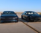 Ostateczne starcie elektrycznych dedan: Lucid Air za 250 000 dolarów walczy z Teslą Model S Plaid za 111 000 dolarów. (Źródło zdjęcia: Edmunds Cars via YouTube)