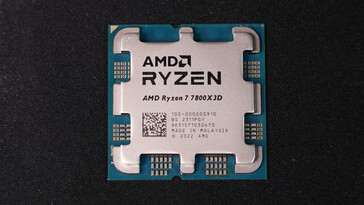 Prawdziwy Ryzen 7 7800X3D IHS (źródło obrazu: Der8auer)