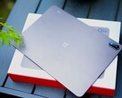 Pomimo dużej baterii urządzenie pozostaje smukłe — choć zauważą Państwo różnicę w wadze w porównaniu z modelem OnePlus Pad 4.
