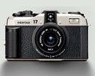 Pentax 17 to aparat dla entuzjastów filmów, pod warunkiem, że potrafią dostosować się do pionowego formatu półklatkowego (źródło zdjęcia: Ricoh)