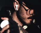 Jedna z kolejnych generacji słuchawek AirPods będzie wyposażona w kamerę Visual Intelligence, co pokazuje ujawnione nagranie firmy Apple odkryte w systemie macOS.