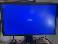 Systemy Linux z jądrem 6.10 po raz pierwszy wyświetlają niebieski ekran śmierci w przypadku paniki jądra (obraz: @javierm@fosstodon.org).