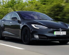 Tesla o dużym przebiegu jest nadal zasilana oryginalnym akumulatorem i silnikiem (źródło zdjęcia: Autotrader/YT)