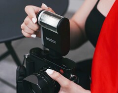 Godox iA32 jest również kompatybilny z aparatami Leica. (Źródło zdjęcia: Godox)