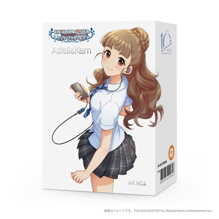 Nao Kamiya zdobi limitowane opakowanie AK HC4 Idolmaster Cinderella Girls Edition USB DAC. (Źródło zdjęcia: Bandai Namco)