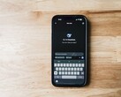 Smartfon z wyświetloną na ekranie aplikacją DeepSeek