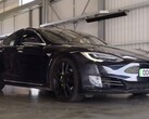 Tesla Model S zaprezentowana w najnowszym filmie AutoTradera przejechała 430 000 mil na oryginalnym akumulatorze i silnikach. (Źródło: AutoTrader UK via YouTube)