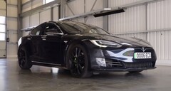 Tesla Model S zaprezentowana w najnowszym filmie AutoTradera przejechała 430 000 mil na oryginalnym akumulatorze i silnikach. (Źródło: AutoTrader UK via YouTube)