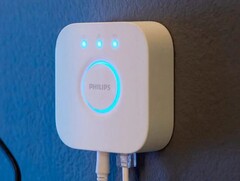 Nowa funkcja sterowania wieloma mostkami Philips Hue pojawi się w 2024 roku. (Źródło zdjęcia: Philips Hue)