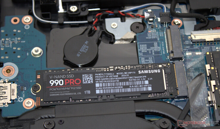 Pro 16 oferuje miejsce na dwa dyski SSD PCIe-4.