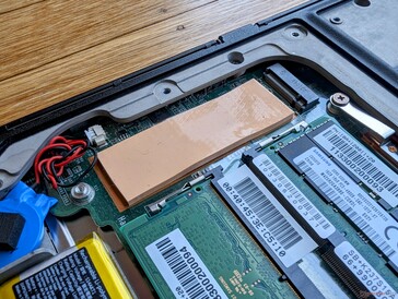 Niezajęte dodatkowe gniazdo M.2 z podkładką termiczną do rozbudowy