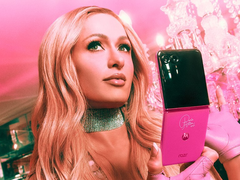 Motorola prezentuje składany smartfon Razr Plus Paris Hilton Edition w kolorze Paris Pink. (Źródło zdjęcia: Motorola)