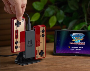 Bezprzewodowe kontrolery Famicom używają Switch Joy-Con do ładowania. (Źródło obrazu: Nintendo Japan na X)