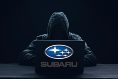 Badacz bezpieczeństwa odkrył lukę, która pozwoliła mu śledzić i kontrolować samochody Subaru. (Źródło zdjęcia: logo Subaru i Shutterstock, bez zmian)