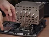 AMD Ryzen 9 9950X to bestialski 16-rdzeniowy procesor Zen 5, którego chłodzenie to nie lada zadanie. (Źródło zdjęcia: Bilibili)