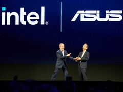 Szefowie Intela i Asusa śmieją się podczas prezentacji na targach Computex. (zdjęcie: Andreas Sebayang/Notebookcheck.com)