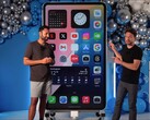 YouTuberzy DIY Perks i MrWhoseTheBoss zbudowali największy na świecie iPhone 15 Pro Max. (Źródło obrazu: YouTube / MrWhoseTheBoss)