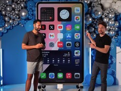 YouTuberzy DIY Perks i MrWhoseTheBoss zbudowali największy na świecie iPhone 15 Pro Max. (Źródło obrazu: YouTube / MrWhoseTheBoss)