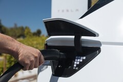 Ioniq 5 może bezpośrednio podłączać się do ładowarek Tesla Superchargers (źródło zdjęcia: Hyundai)