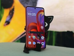 Motorola Edge 50 Neo jest jednym z urządzeń dotkniętych tym problemem. (Źródło obrazu: Notebookcheck)