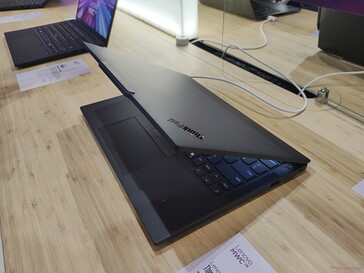 Lenovo ThinkPad X13 Gen 6: płaska pokrywa ekranu (źródło obrazu: Benjamin Herzig/Notebookcheck.com)