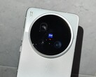 Praktyczne wideo pokazuje Vivo X200 Ultra wraz z dużym aparatem Zeiss (źródło obrazu: Little Red Book, Weibo)