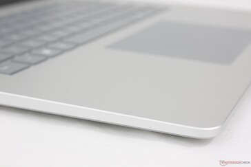 Dostępne kolory to platynowy lub czarny