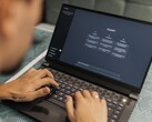 Osoba pisze na laptopie, na którym otwarta jest strona główna serwisu ChatGPT