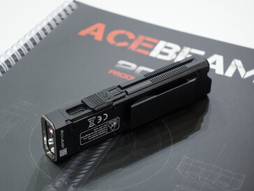 Acebeam UC25 posiada port USB i zaczep do paska (źródło zdjęcia: Andreas Sebayang/Notebookcheck.com)