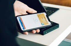 Apple w końcu otwiera chip NFC iPhone&#039;a dla aplikacji innych firm. (Źródło obrazu: CardMapr.nl)