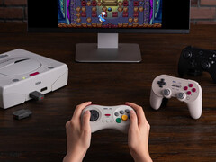 firma 8BitDo postanowiła uczcić 30-lecie konsoli Sega Saturn dwoma nowymi produktami. (Źródło obrazu: 8BitDo)