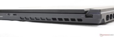 Lenovo Legion 9 - po prawej: Wyłącznik awaryjny kamery, USB-C 3.2 Gen. 1, USB-A 3.2 Gen. 1