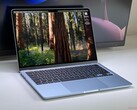 Applem4 MacBook Air (na zdjęciu) został obniżony do najniższej ceny w historii na Amazon. (Źródło zdjęcia: własne)