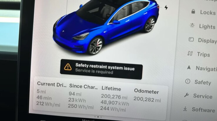 Tesla Model 3 Performance Lawrence'a z 2018 r. przejechała ponad 200 000 mil z wydajnością 244 Wh/mil. (Źródło zdjęcia: Tesla Joy via YouTube)