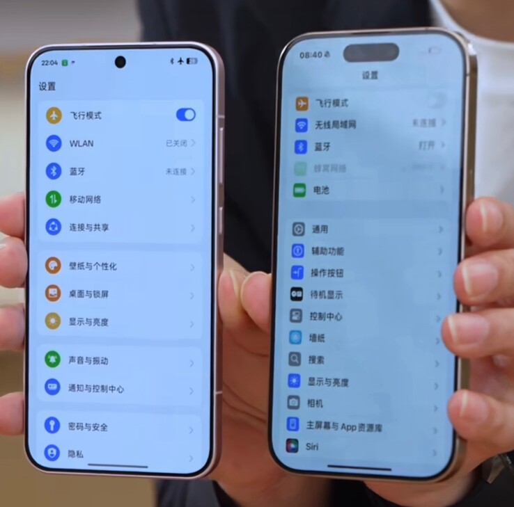 Oppo Find X8s obok iPhone'a (po prawej). (Źródło: Digital Chat Station via Weibo)