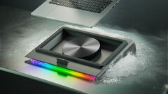 Razer niedawno zaprezentował własną podkładkę chłodzącą do laptopów na RazerCon 2024. (Źródło zdjęcia: Razer)