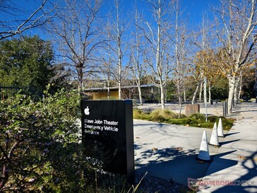 Powinni Państwo być w stanie rzucić okiem na Apple Park gdzieś tutaj ...