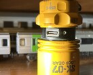 Port USB latarki EDC można zakryć w celu zapewnienia ochrony