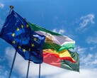 Flagi Unii Europejskiej powiewają na tle błękitnego nieba
