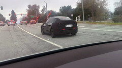 Tesla Model Y Juniper w teście z włączonym tylnym paskiem świetlnym (źródło obrazu: TeslaDashCam/X)