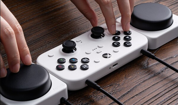 Bezprzewodowy kontroler 8BitDo Lite SE 2.4G do konsoli Xbox jest wyposażony w dwa konfigurowalne duże przyciski Super Buttons. (Źródło zdjęcia: 8BitDo).