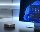 NUC150 może być wyposażony w procesor Intel N150 lub Core 3 N355. Na zdjęciu: zdjęcie promocyjne mini PC siedzącego obok monitora. (Źródło zdjęcia: Minix)