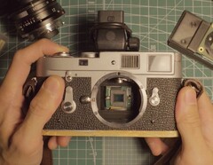 Leica M2 może zostać przekształcona w aparat cyfrowy za pomocą Raspberry Pi. (Źródło zdjęcia: Michael Suguitan)